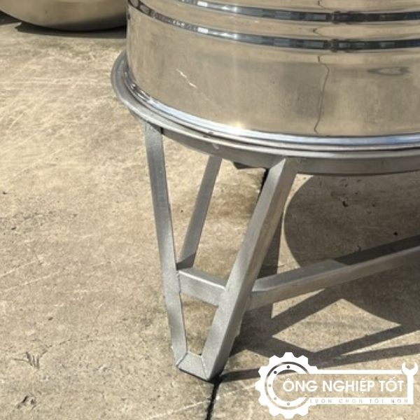 Chân đế inox V/U kích thước lớn của bồn nước inox 3000L, chịu tải hơn 3 tấn